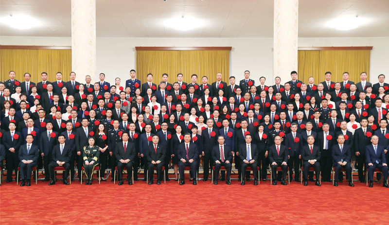 　　2020年9月8日，全国抗击新冠肺炎疫情表彰大会在北京人民大会堂隆重举行。会前，习近平等党和国家领导人会见国家勋章和国家荣誉称号获得者，全国抗击新冠肺炎疫情先进个人、先进集体代表等，并同大家合影留念。 新华社记者 黄敬文/摄